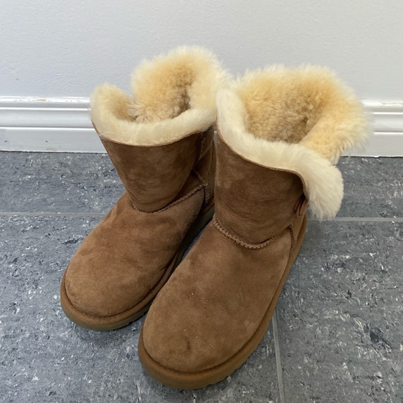 UGG TAN BAILEY BUTTONS - Picture 2 of 4